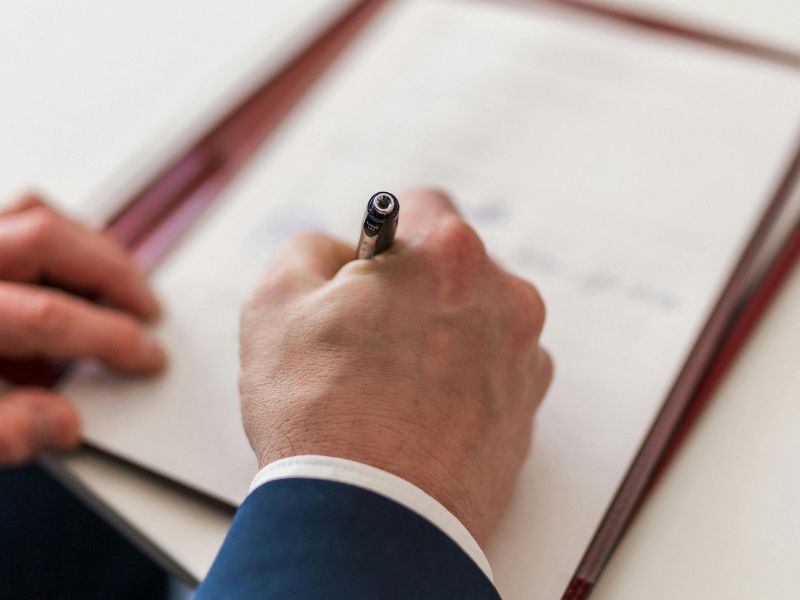 Una persona firmando un documento